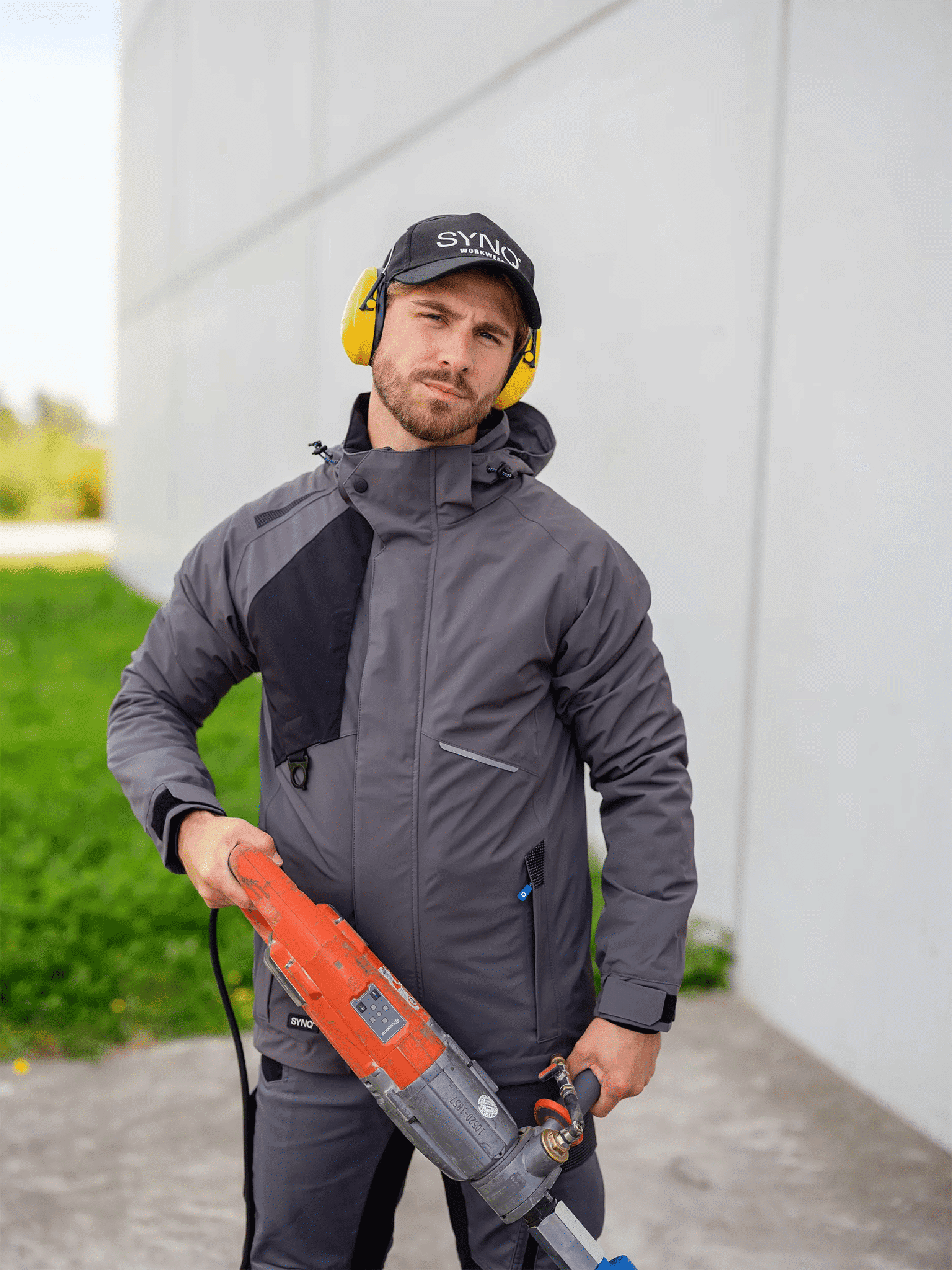 SYNQ Qold Stretch-Winterjacke im Arbeitseinsatz