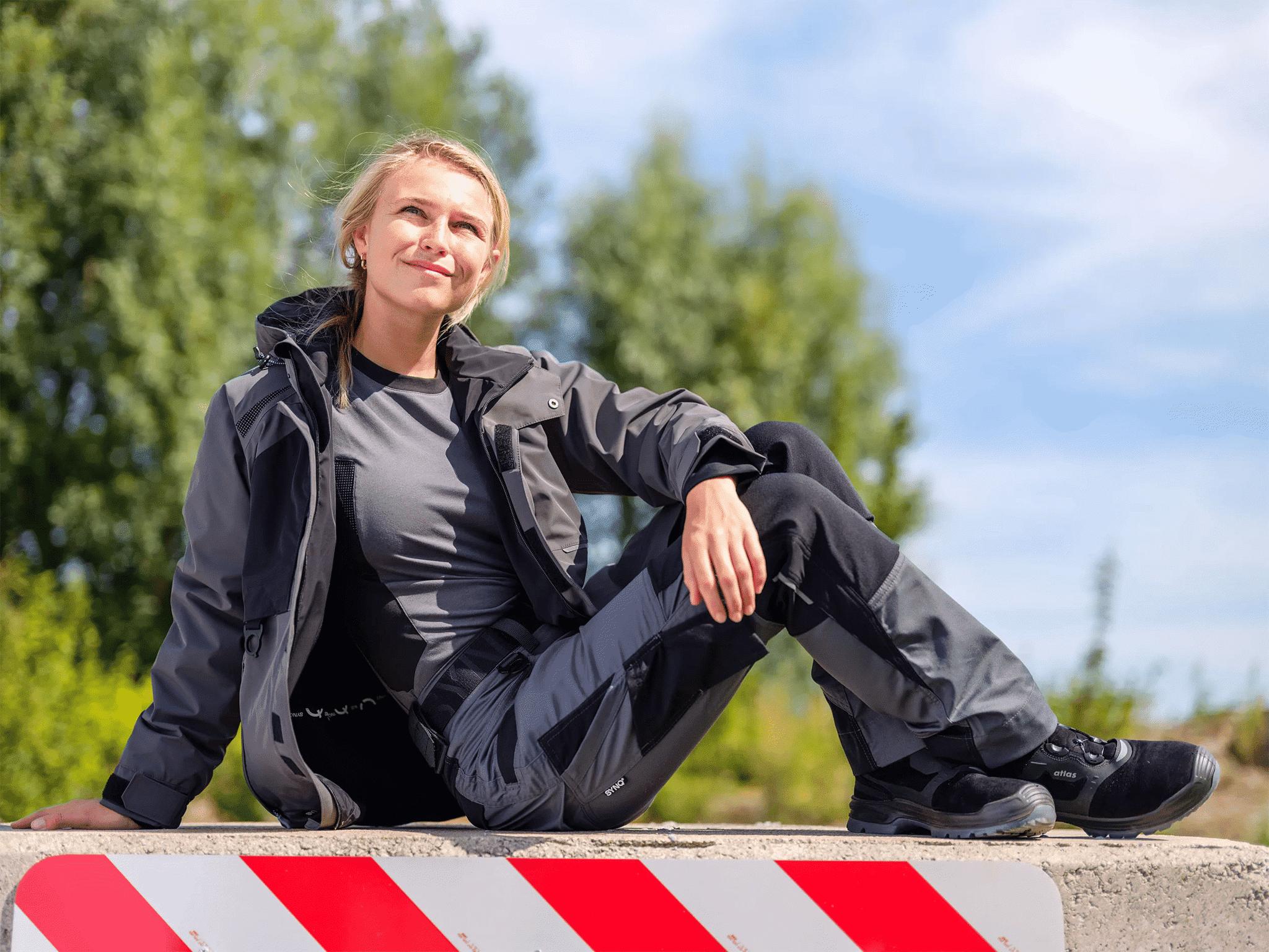 SYNQ Qold Women Anthrazitgrau Schwarz im Arbeitseinsatz